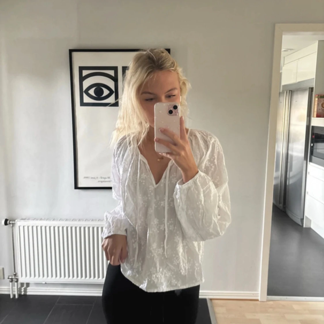 Vit blommig blus med knytband