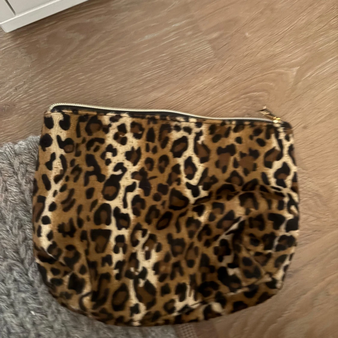 Leopardmönstrad kuvertväska med dragkedja