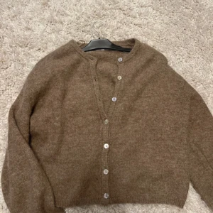 Kofta gina tricot - Säljer denna snygga kofta💓 storlek m men skulle säga att den passar s oxkså ❤️