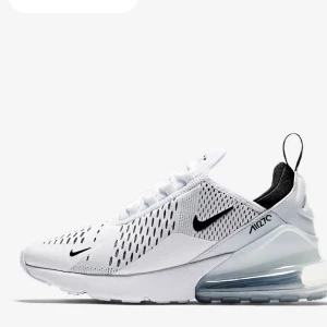 Nike Air Max 270 vita sneakers - Nike Air Max 270 sneakers i vitt med svarta detaljer och synlig Air Max-dämpning i hälen. Köpt för 1 890kr