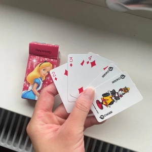 Mini Poker - Alice - Ett färgglatt och lekfullt kortspel med motiv från Alice i Underlandet. Perfekt för ungdomar och unga vuxna som vill ha roligt med vänner eller familj. Liten och smidig för resor eller spelkvällar, med klassiska spelkort och joker. Helt ny aldrig använt 