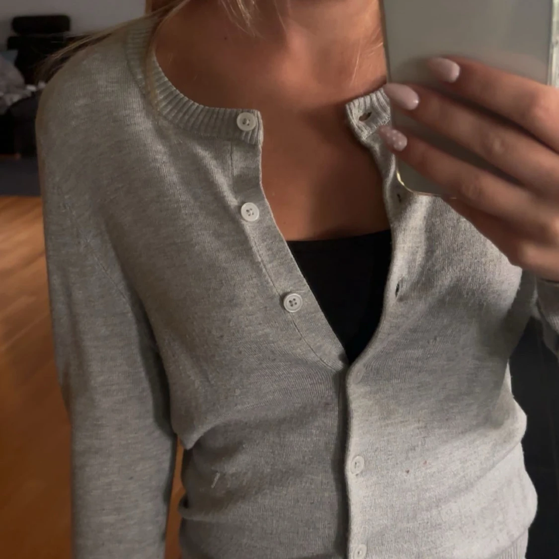 Ljusgrå kofta med knappar - 1