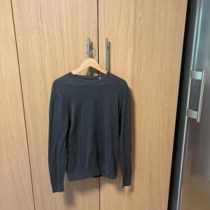 Mörkgrå Jack and Jones tröja  - Säljer nu min tröja från Jack and Jones eftersom att den inte används längre storlek s