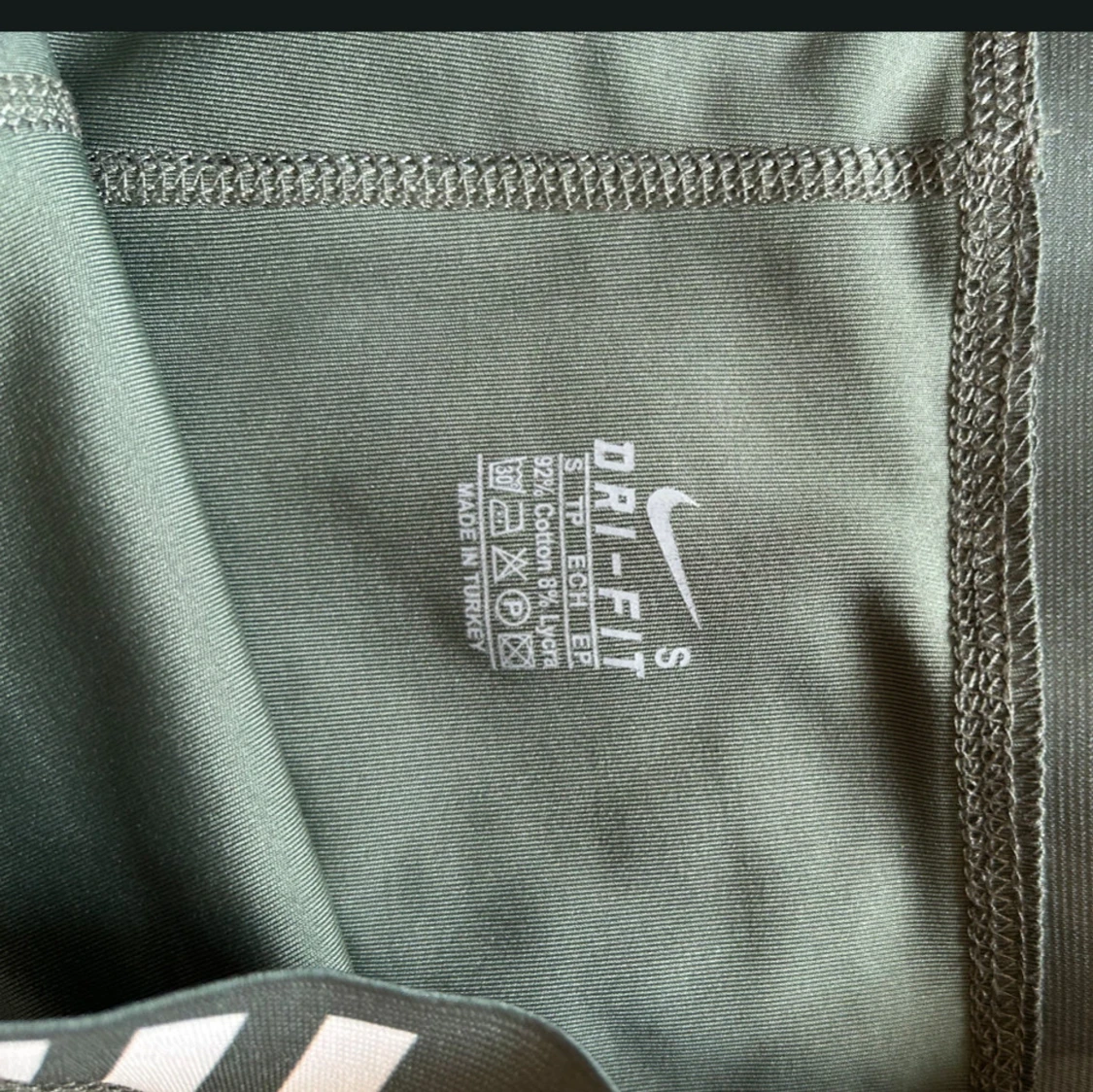 Nike Pro grön träningstopp och shorts - 3