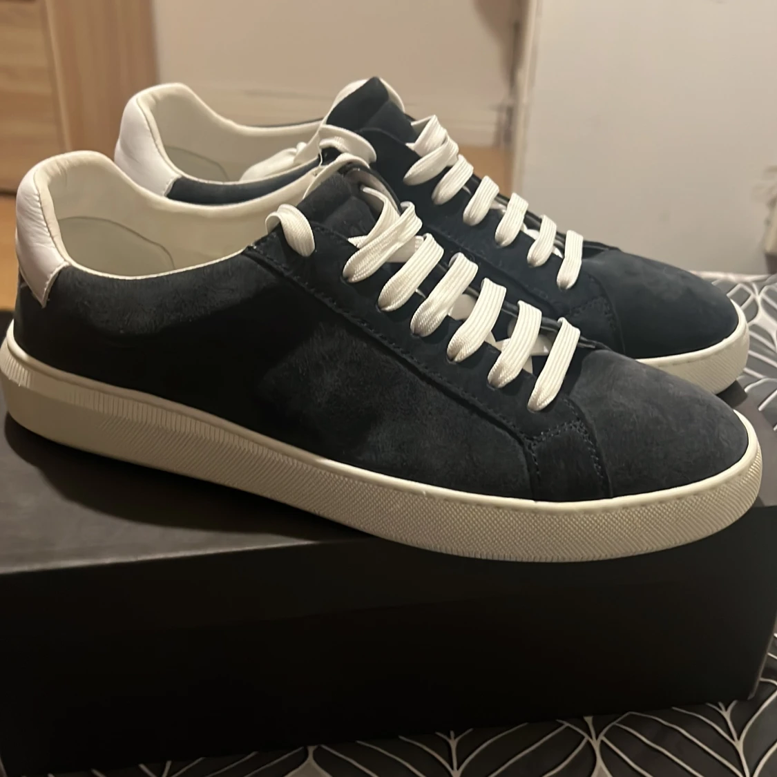 Svarta mockasneakers med vita detaljer - 3