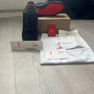 🔥 Christian Louboutin Sneakers – Storlek 43 - Stilrena och lyxiga sneakers i marinblå  mocka med den ikoniska röda sulan och broderad logotyp på hälen. Skorna är i mycket fint skick och levereras med originalkartong. Perfekta för dig som vill sticka ut med klass och komfort! 👟✨tveka inte och diskutera pris 🤩 📦 Skickas ut idag!  🧵 Material: Mocka 🎨 Färg: Marinblå  📏 Storlek: EU 43 💥 Röd sula – signatur från Louboutin ⚡️ Broderad logga bak 📦 Originalkartong medföljer 🚚 Snabb leverans – skickas samma dag!   #ChristianLouboutin 👠 #LouboutinSneak