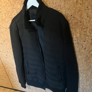 Svart cardigan - Säljer min cardigan från superdry då den tyvärr blivit för liten, det är en svart cardigan me stickad baksida och stickade ärmar. Den är i topp skick och finns inga slitningar eller andra skador på den. Storleken är L men passar fint som en M också om du vill ha ett mellanting. Priset är inte hugget i sten så hör av er vid funderingar eller om ni vill ha specifika bilder eller information om jackan.