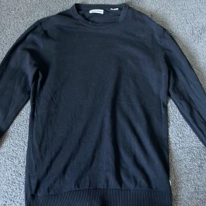 Svart Jack and Jones sweatshirt - Jack and Jones sweatshirt i storlek S men sitter om xs skriv vid funderingar