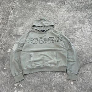 Hoodie från Rocketer - Säljer en hoodie från märket rocketer, vet inte helt vad det är för märke på grund av att de va en gåva från vän. Tröjan är i 10/10 skick och har inga skador eller så. Om du är intresserad eller har frågor så är det bara att höra av dig🤝