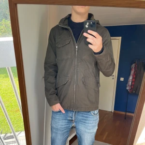 Elvine jacka - Tja! Säljer denna snygga jacka från Elvine!| Mycket gott skick och inga defekter!| Nypris runt 2500kr, mitt pris 499kr!| Pris alltid diskuterbart!| Kontakta mig vid minsta fråga!| //Nils