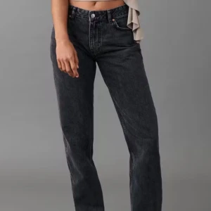 Low straight jeans  - Super snygga svarta mid/low straight jeans från Mango. Helt oanvända men lappen är borta.                                    Storlek 36. Midjemått: 68 cm. Benlängd: 78 cm.        Nypris 500kr 💕                                              (Gammal modell som inte finns kvar på hemsidan  så sista bilden är inte samma jeans men dom är nästintill likadana) 💘