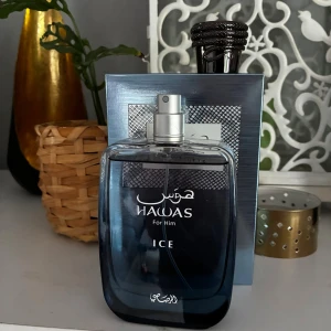 Hawas Ice For Him Eau de Parfum 100ml - Fräsch parfym för killar, Hawas Ice For Him, med en stilren blå glasflaska och silverdetaljer. Flaskan har en modern, fyrkantig form och ett elegant mönstrat lock. Kommer i en matchande blå kartong. Perfekt för dig som gillar en cool och maskulin doft. Bytt kork med vanliga hawas 