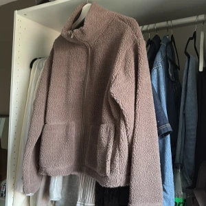 Brun teddyjacka - Mysig beige teddyjacka med hög krage🤎