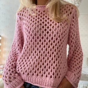 Rosa tröja - Skitsnygg hålstickad tröja med vida ärmar! Lagomt oversized på mig som vanligtvis bär S💕