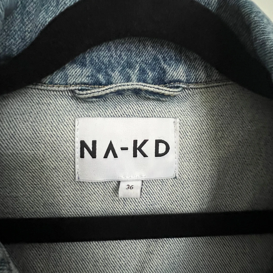 Croppad jeansjacka från NA-KD - 1