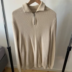 Halvzip Tröja - Helt ny stickad Halv Zip tröja från Zara, den är använd 1-2 gånger, köpt för 559kr. Den är 10/10 skick, precis som ny. Väldigt fin och bekväm, rekommenderar starkt!