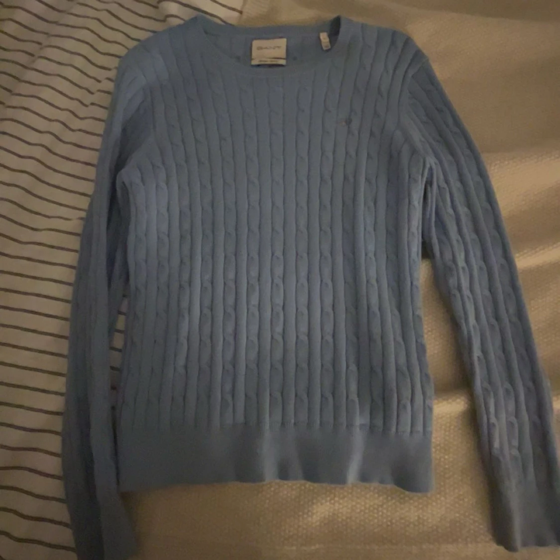 Ljusblå kabelstickad tröja från GANT