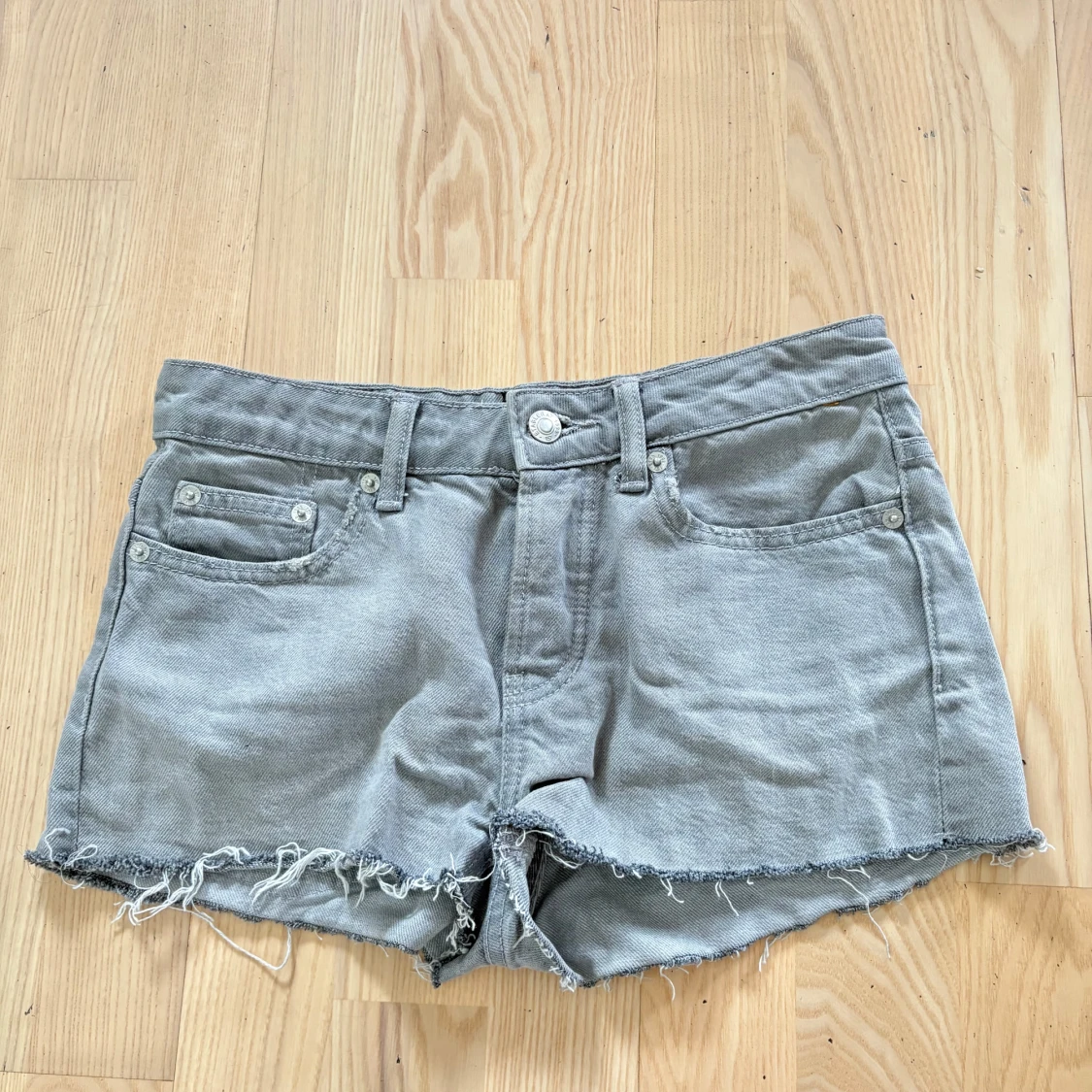 Grå jeansshorts 