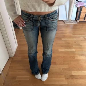 Lågmidjade jeans only  - Säljer dessa jeans från only då dom inte kommer till användning längre💕De har lite slitage som visas på bilderna🥰 