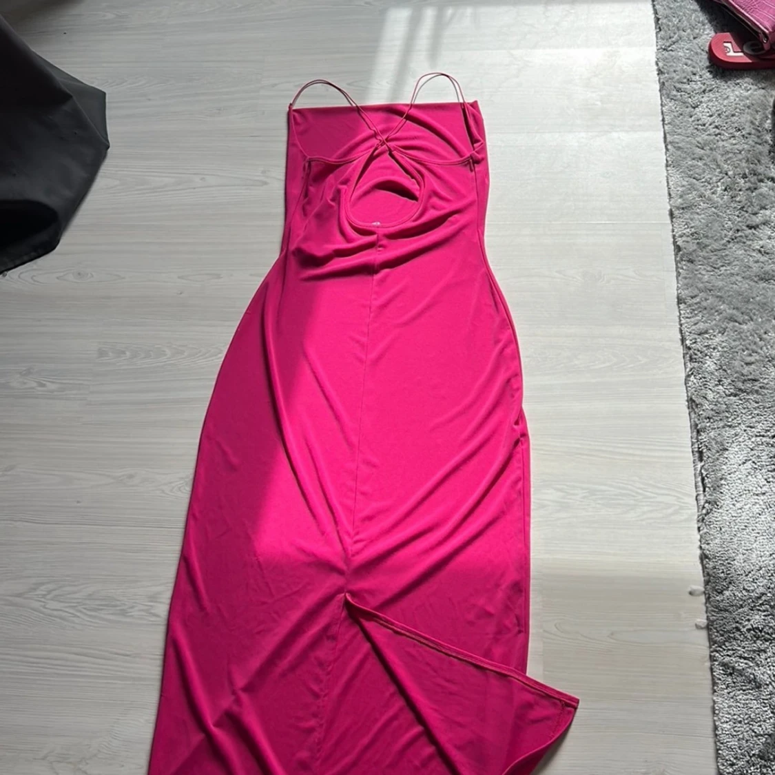 Lång rosa klänning med slits och cut-out - 1