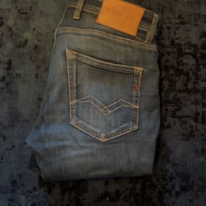 Replay jeans - Säljer ett fett par Replay jeans i modellen Grover. W28 L32 så passar den som har lite slimmad kroppsform! Har pytteliten defekt under bakre midjeräm men är knappt synlig och går att laga ifall man vill! Se bild 4!