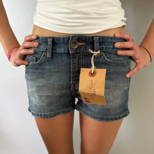 Blå low waist jeansshorts  - Sjukt snygga u nytt skick😇 ”limited edition ” vad jag vet! Pris kan diskuteras 🫧