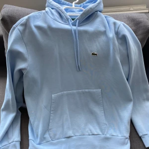 Lacoste hoodie - Inprinsip ny lacoste hoodie bara att den tvättas ett par gången vilket fått den krympa i tvätten. Storlek M men passar L/S