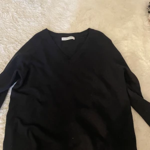 Marinblå  v-ringad tröja från Primark - En marinblå v-ringad tröja från Primark i storlek 2XS. Tröjan har långa ärmar och en klassisk, enkel design som funkar till det mesta. Mjuk och skön, perfekt för lager-på-lager under hösten och vintern.