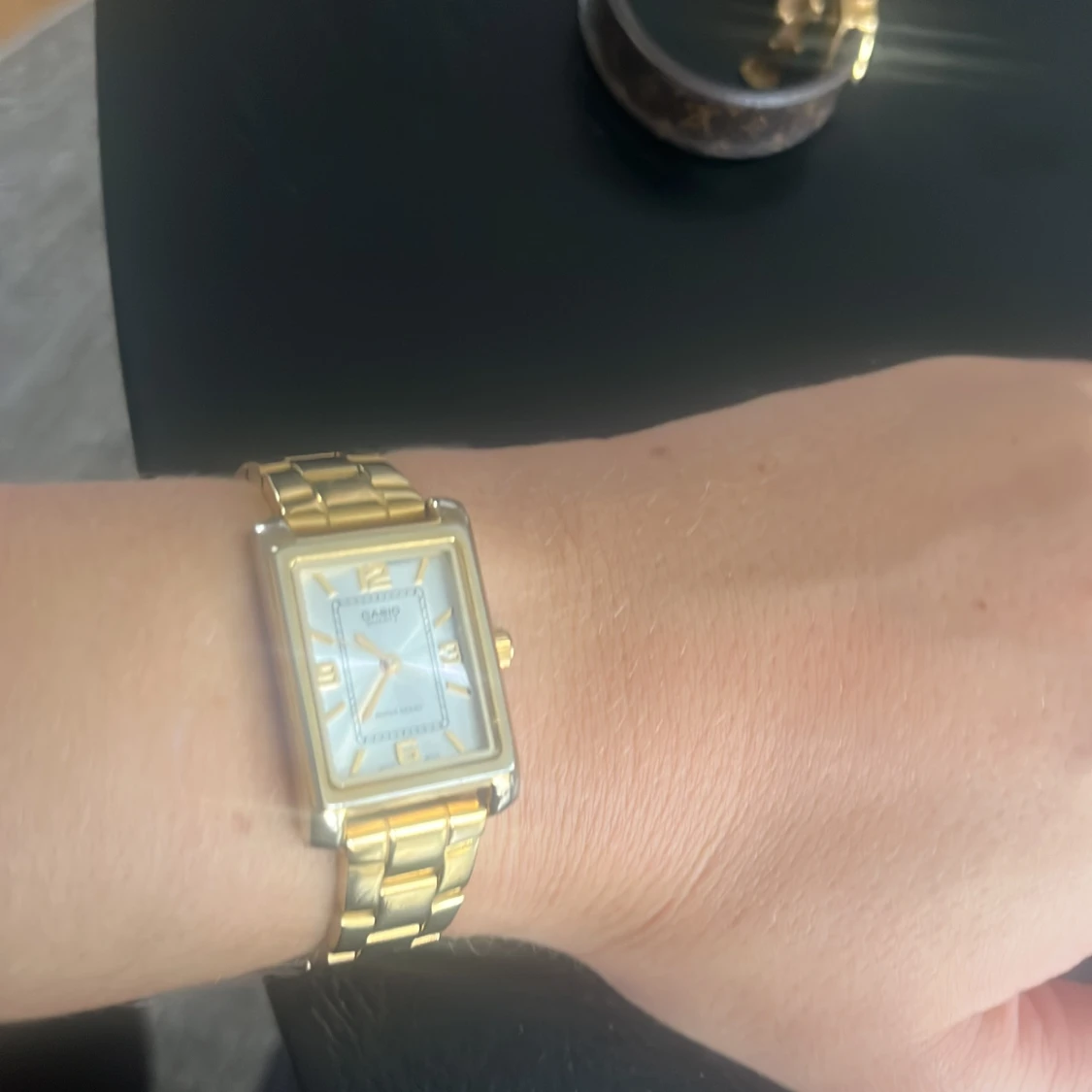 Guldfärgad Casio rektangulär klocka