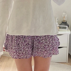 Volangkjol - Lila blommig volangkjol från Zara som inte går att köpa längre🌸🌸 Aldrig använd, som ny!! Går att knyta i midjan vilket är en gullig detalj och gör att den sitter bättre💗 Skriv för fler bilder eller mått! Priset går att diskutera☀️