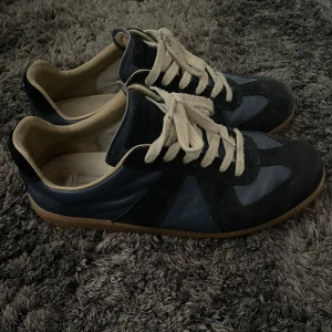 Maison Margiela Gats - Säljer nu mina tvärsköna Maison Margiela Gats i en navy blue färg. Skorna har använts men är i riktigt bra skick. Skorna är i 43 men passar garanterat en storlek större! Skorna är självklart äkta och kommer med två dustbags. Tveka inte att höra av er angående PRISER, YTTERLIGARE BILDER eller FRÅGOR. 