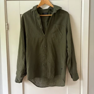 Mörkgrön overshirt - Snygg grön linneskjorta/overshirt perfekt nu till hösten. Köptes ny från Matinique i Barcelona för 1799kr. Säljer den nu för endast 699kr. Helt ny och aldrig använd!