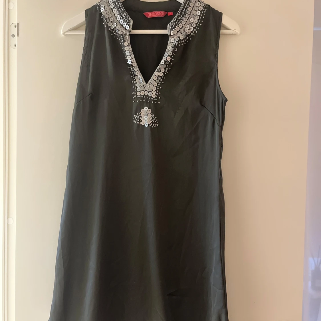 Svart kortklänning med paljetter från Indiska - 1