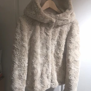 Höstjacka /Lurvig Tröja Stl S Från Vero Moda  - Stl S, oversize passar även till stl M. Fodrade höstjacka/ lurvig tröja har två fickor framtill, i finfin skick, utan anmärkningar, inga fläckar, hål eller slitage, djur och rökfritt hem.