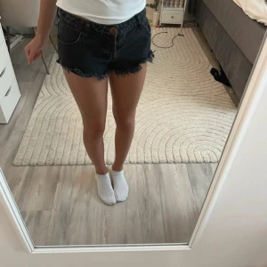 Svarta jeansshorts från OneTeaspoon - Snygga svarta jeansshorts från OneTeaspoon med råa, fransiga kanter och klassisk femficksmodell. Shortsen har låg midja och är avklippta baktill.💗