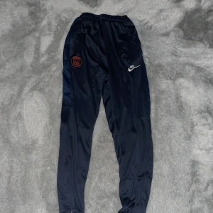 Nike PSG Dri-Fit träningsbyxor - Psg träningsbyxor. Sparsamt använda och inga deefekter! Kan kombineras med tröjan jag säljer eller köpas separat.