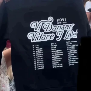 SÖKER!! Svart Hov1 hoodie Vi Dansar Vidare i livet  - Letar efter!!!! Xs-S, spelar ingen roll vilket pris du vill sälja den för jag kan köpa!! Hov1 merch