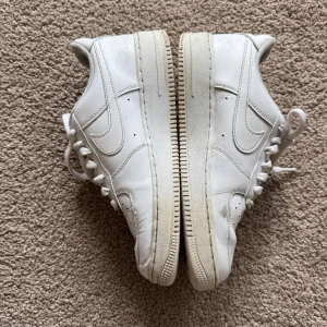 Nike Air Force 1 vita sneakers storlek 40 - Säljer mina gamla Air Force 1. De är storlek 40 och sparsamt använda. Klassisk modell som passar till det mesta😁