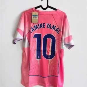 Barça Lamine Yamal rosa matchtröja - Snygg FC Barcelona fotbollströja med Lamine Yamal och nummer 10 på ryggen. Tröjan är rosa med vita och lila detaljer, har korta ärmar och coolt grafiskt mönster. Nike-logga och Spotify-sponsor på bröstet. Perfekt för dig som älskar Barça och vill sticka ut på planen.
