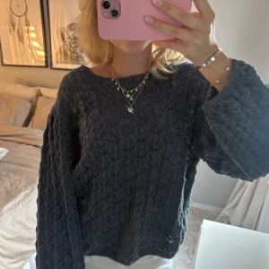 Mörkblå stickad tröja - Jätte fin stickad tröja perfekt nu till höst och vinter 