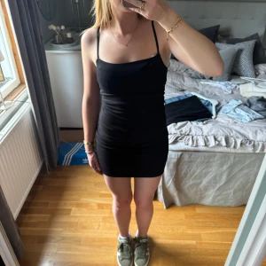 Svart basic klänning - Säljer en svart tight klänning från BikBok i storlek XS. Jag köpte den innan sommaren och har aldrig använt den så den är ny men utan prislapp. Den är dubbel syd i tyget och axelbanden kan man justera. Hör gärna av dig vid frågor🤎