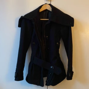 Kort kappa - Med knutning i midjan