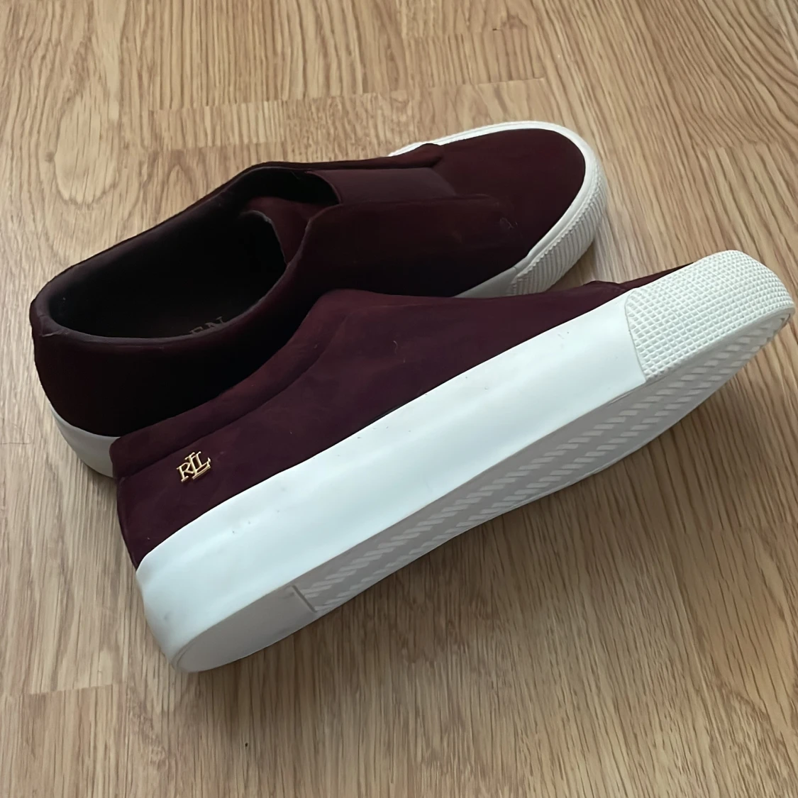 Vinröda sneakers från Lauren Ralph Lauren - 1
