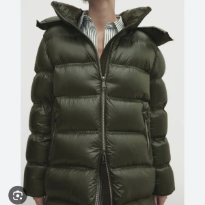 Mörkgrön pufferjacka med huva - Ska sälja min nästan helt oanvända massimo dutti  jacka föreslår ett pris så får ni mina egna bilder på jackan.