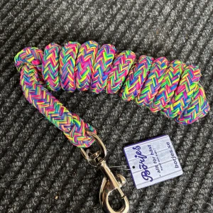 Färgglatt grimskaft från Börjes - Säljer ett riktigt färgglatt grimskaft från Börjes med flätad design i blått, rosa, gult och grönt. Perfekt för dig som vill sticka ut i stallet! Utrustad med en rejäl metallhake för enkel fastsättning. Mycket skön att hålla i ej klumpig. Passar till  hästhantering. Aldrig använt, helt nytt!