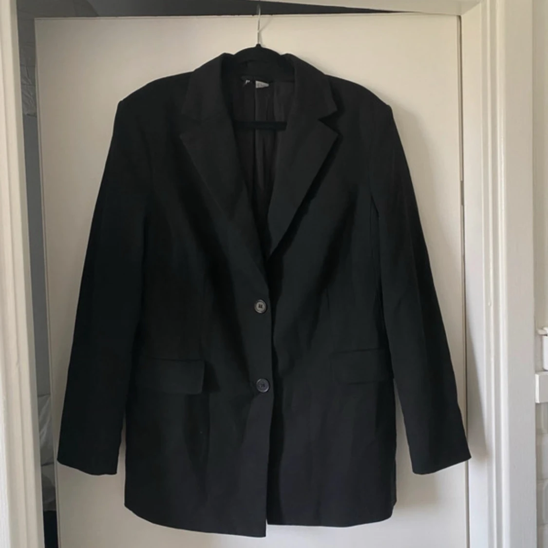 Svart kavaj i polyester och viskos