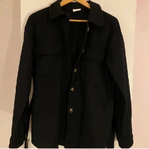 Svart kappa  - Svart kappa med knytning från vila, storlek 36💗