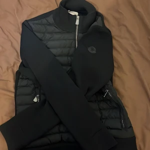 Moncler cardigan black label  - Säljer nu min black label moncler cardigan, med dragkedja på fickorna, denna cardigan är väldigt sällsynt, den väger ca 1,3kg vilket gör att den värmer kroppen. Den är i storleken S och passar dig som är ca 176cm. Tveka inte på att skriva ifall du har frågor! Pris kan sänkas vid snabbaffär😆