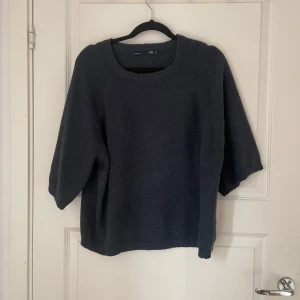 Mörkgrön/blå stickad tröja från 157 - Mysig mörkblå/ grön stickad tröja från 157 med  trekvartsärm. 