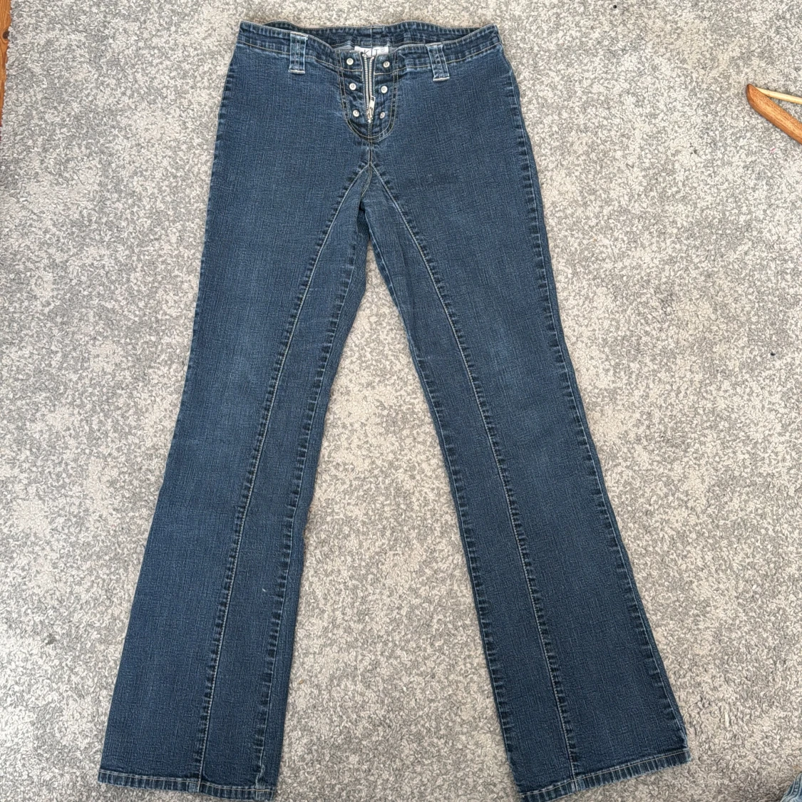 Blå bootcut jeans från KIT